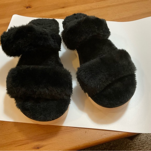 Black Koolaburra by Ugg furry slippers. - Picture 9 of 9